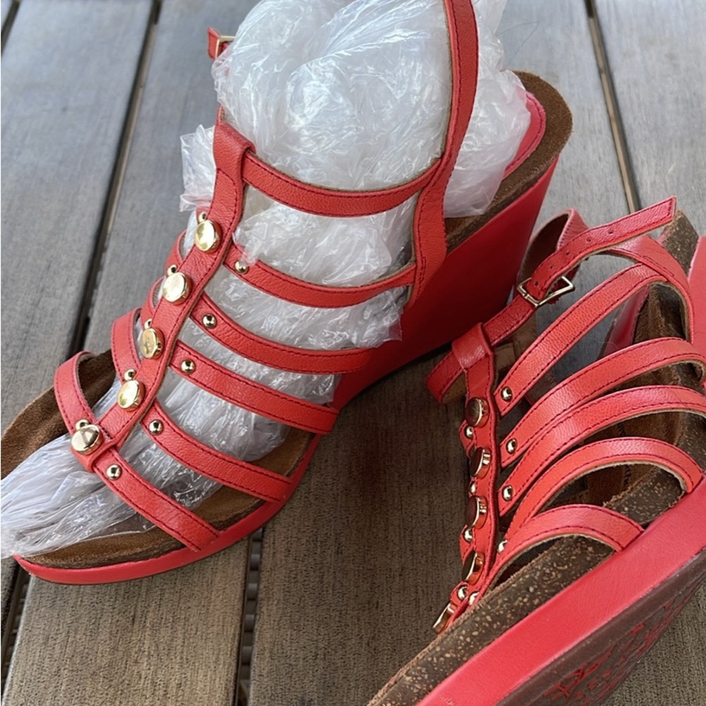 Stylish Red Wedge Sandals Leather New Sofft 9
